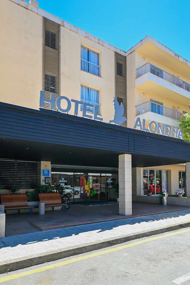 Hotel Alondra — Hotel building in Cala Ratjada, Balearic Islands