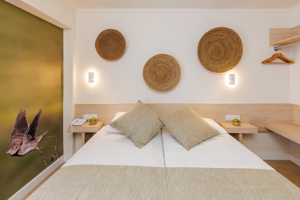 Hotel Alondra — Hotel rooms in Cala Ratjada, Balearic Islands