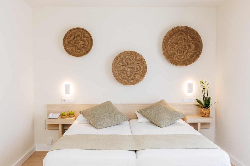 Hotel Alondra — Hotel rooms in Cala Ratjada, Balearic Islands