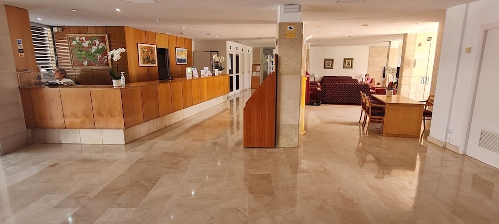 Hotel Alondra — Hotel building in Cala Ratjada, Balearic Islands