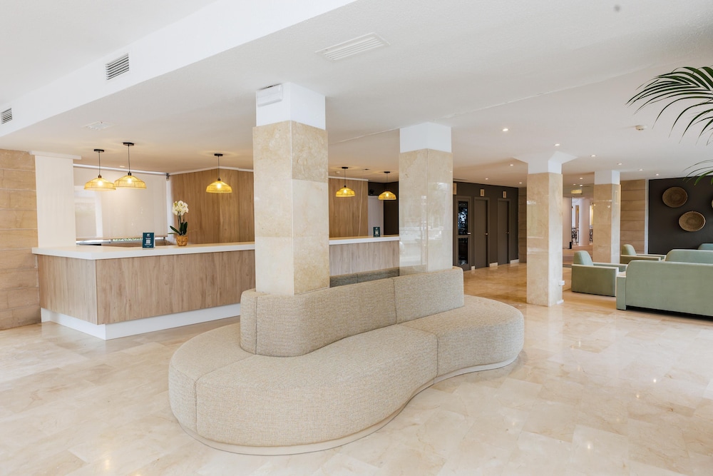 Hotel Alondra — Hotel building in Cala Ratjada, Balearic Islands