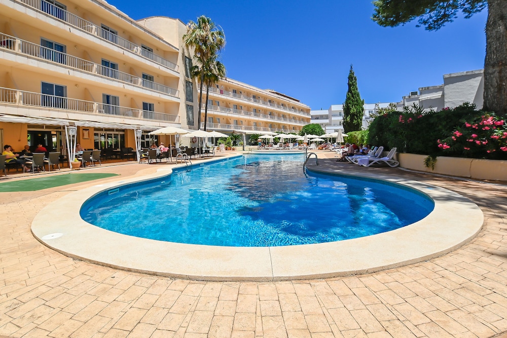 Hotel Alondra — Swimming pool in Cala Ratjada, Balearic Islands