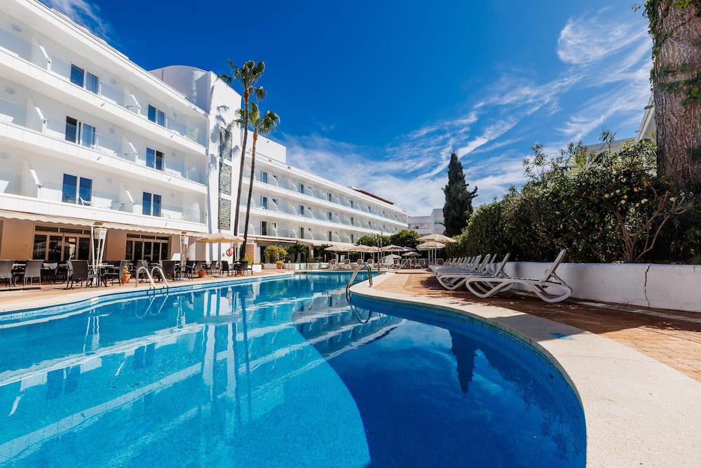 Hotel Alondra — Swimming pool in Cala Ratjada, Balearic Islands