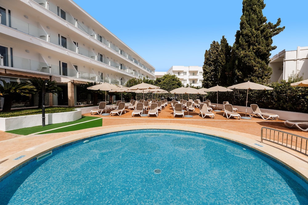 Hotel Alondra — Swimming pool in Cala Ratjada, Balearic Islands