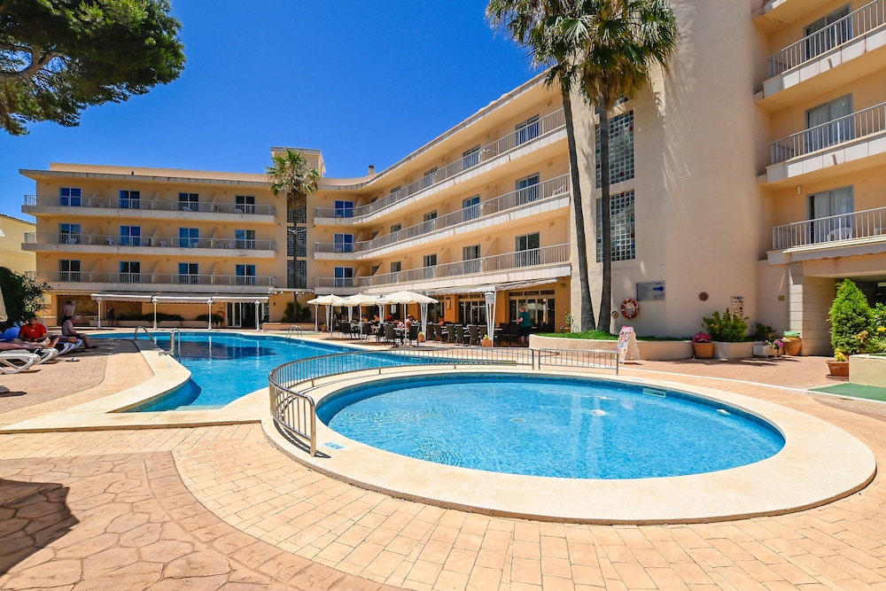 Hotel Alondra — Swimming pool in Cala Ratjada, Balearic Islands