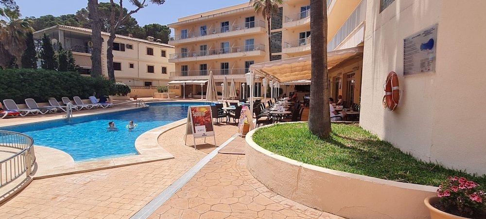 Hotel Alondra — Swimming pool in Cala Ratjada, Balearic Islands