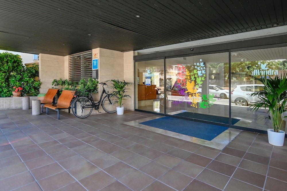 Hotel Alondra — Hotel building in Cala Ratjada, Balearic Islands