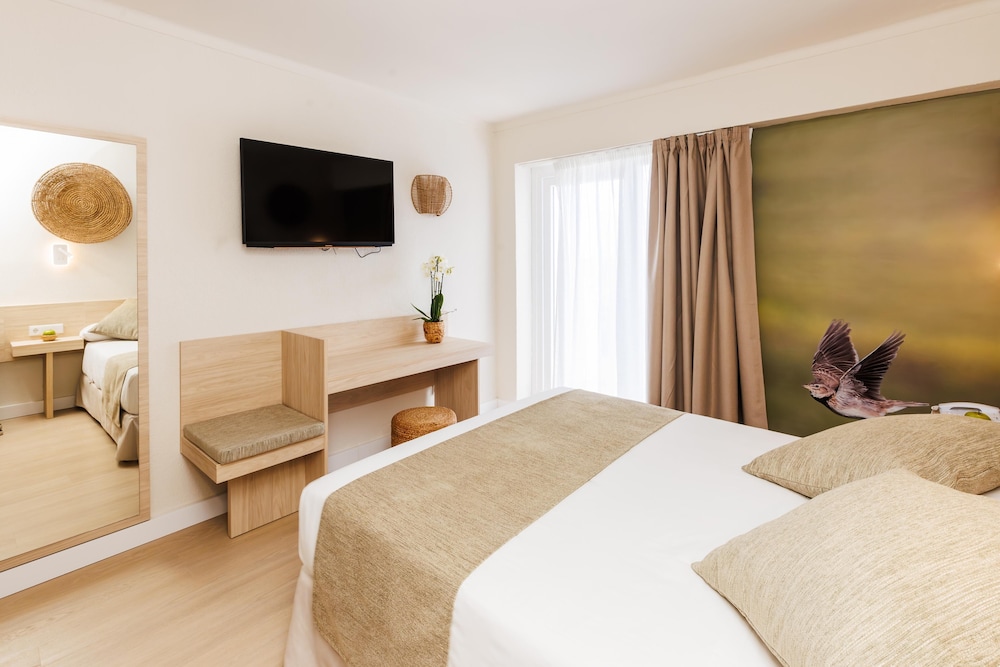 Hotel Alondra — Hotel rooms in Cala Ratjada, Balearic Islands