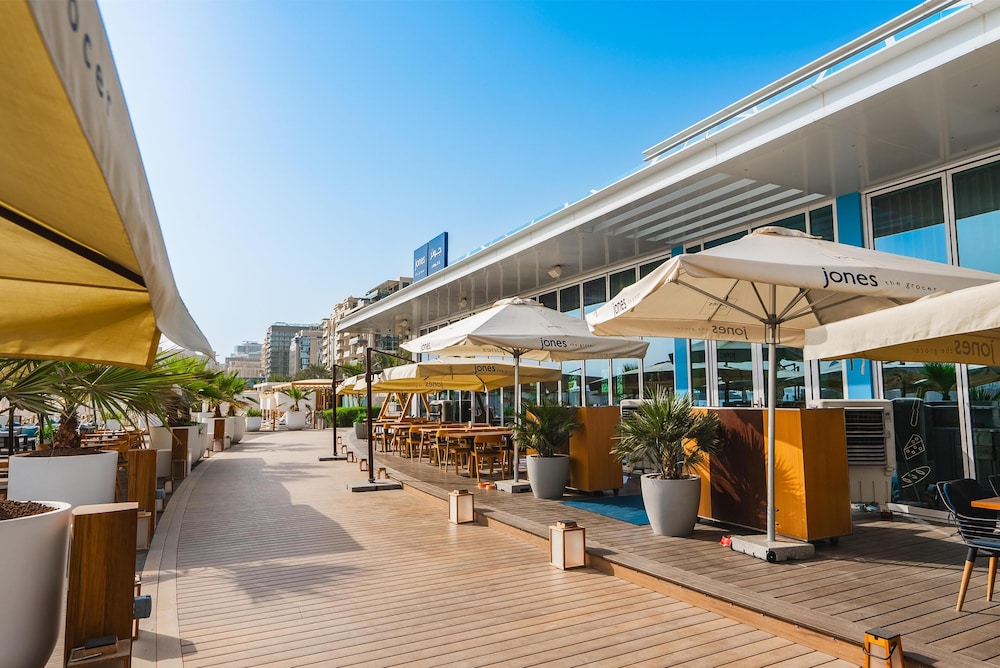 Hilton Dubai Palm Jumeirah — Restaurant & bars in Dubai