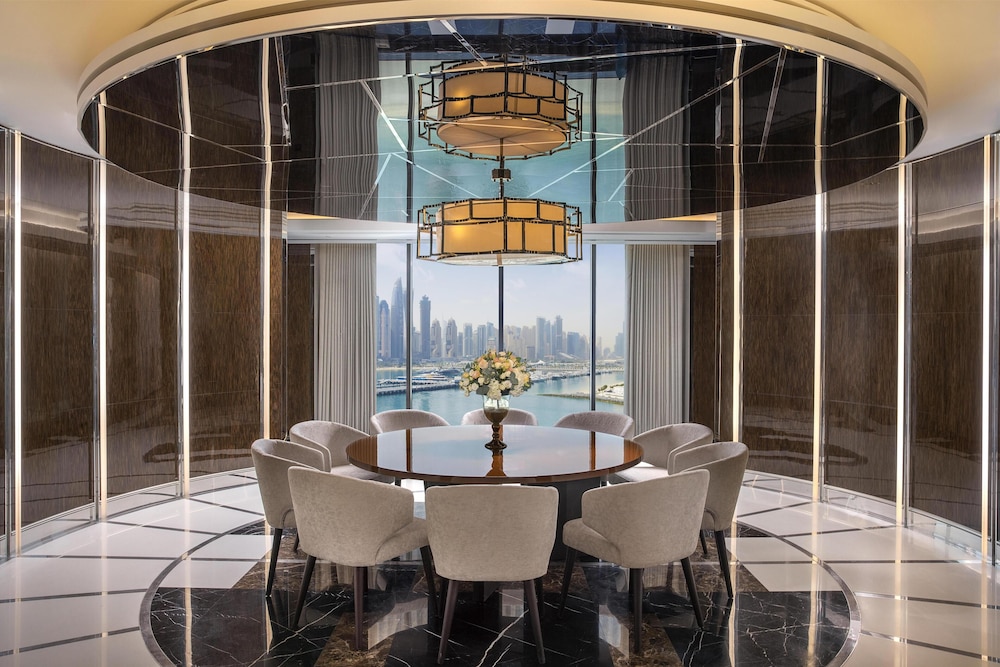 Hilton Dubai Palm Jumeirah — Restaurant & bars in Dubai