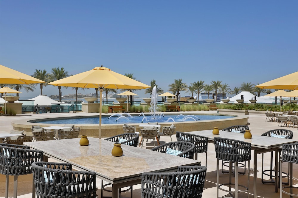 Hilton Dubai Palm Jumeirah — Restaurant & bars in Dubai