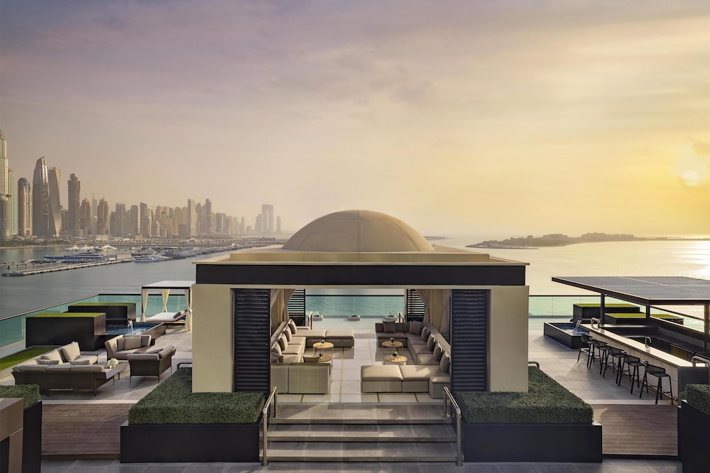 Hilton Dubai Palm Jumeirah — Restaurant & bars in Dubai