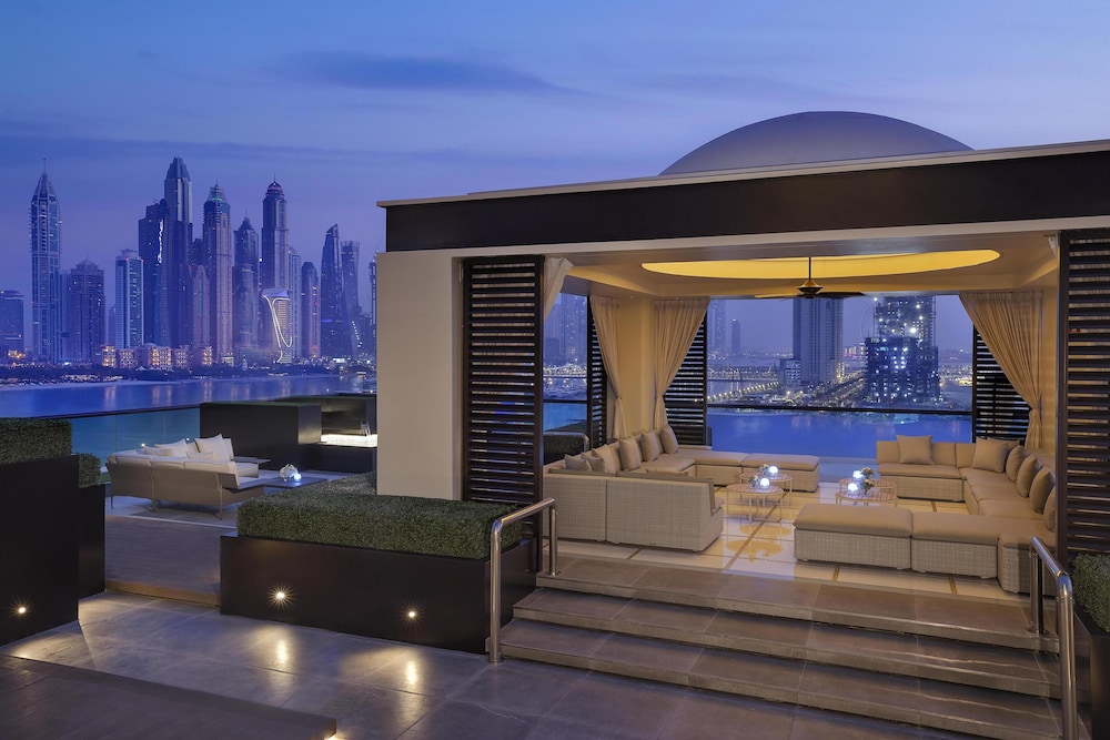 Hilton Dubai Palm Jumeirah — Restaurant & bars in Dubai