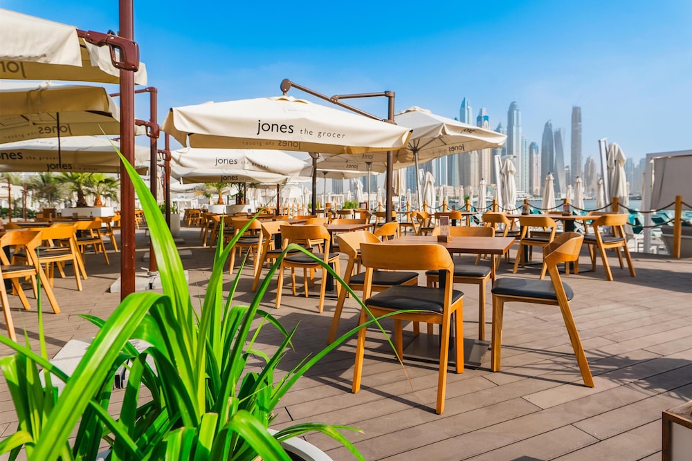 Hilton Dubai Palm Jumeirah — Restaurant & bars in Dubai