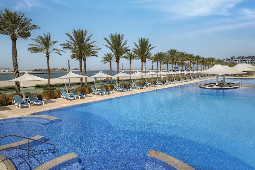 Hilton Dubai Palm Jumeirah — Swimming pool in Dubai