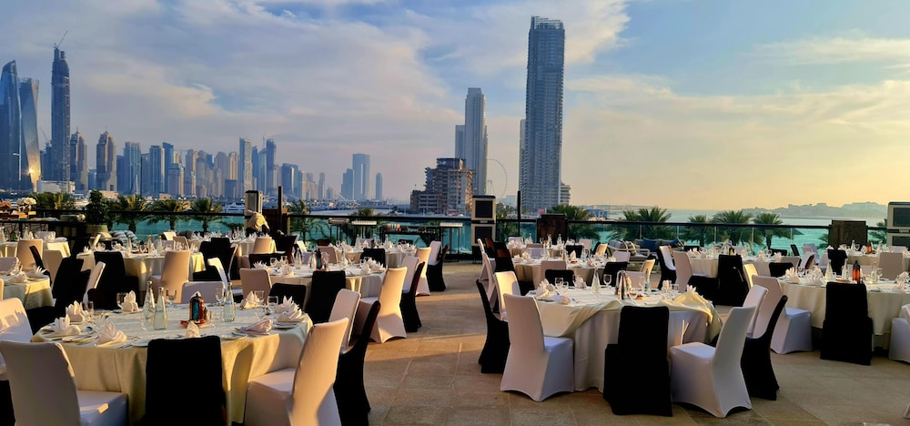 Hilton Dubai Palm Jumeirah — Restaurant & bars in Dubai
