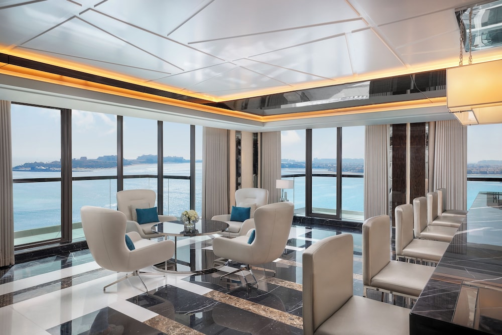 Hilton Dubai Palm Jumeirah — Restaurant & bars in Dubai
