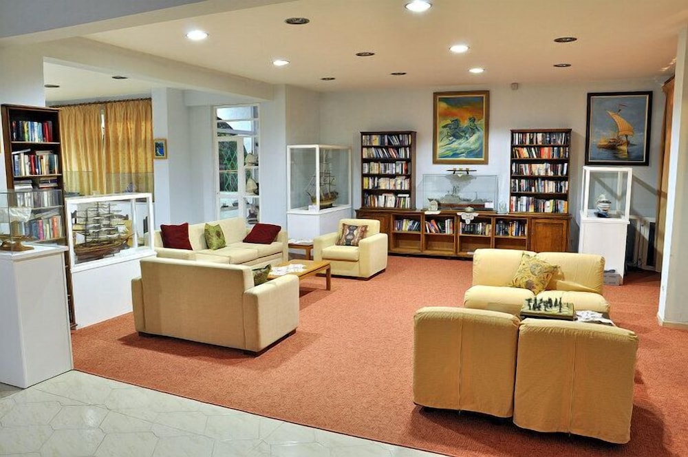 Valais Hotel — Hotel building in Alikanas, Ionian Islands