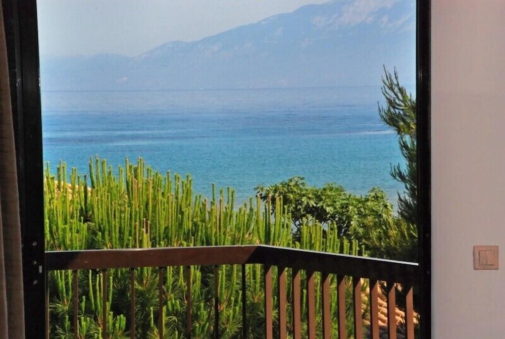 Valais Hotel — Hotel rooms in Alikanas, Ionian Islands
