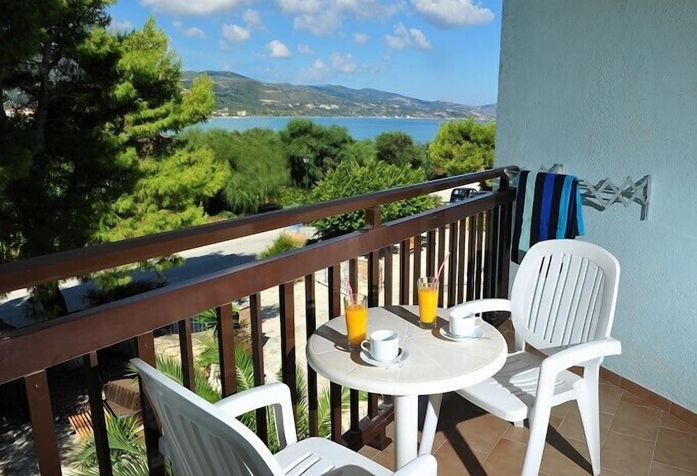 Valais Hotel — Hotel rooms in Alikanas, Ionian Islands