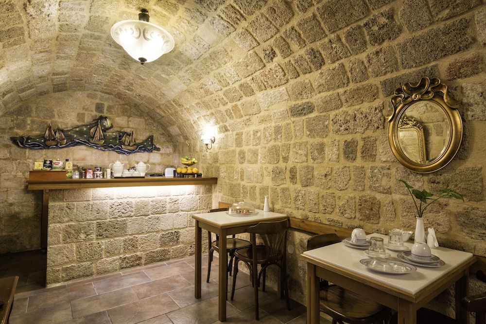 Camelot Traditional & Classic Hotel — Restaurant & bars in Rhodes Town, South Aegean