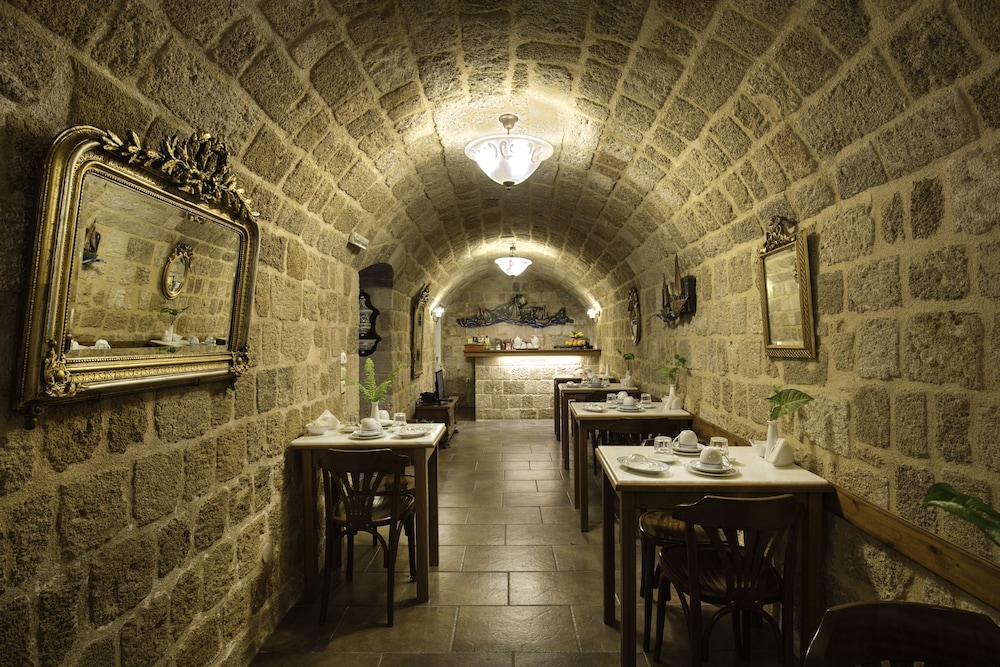 Camelot Traditional & Classic Hotel — Restaurant & bars in Rhodes Town, South Aegean