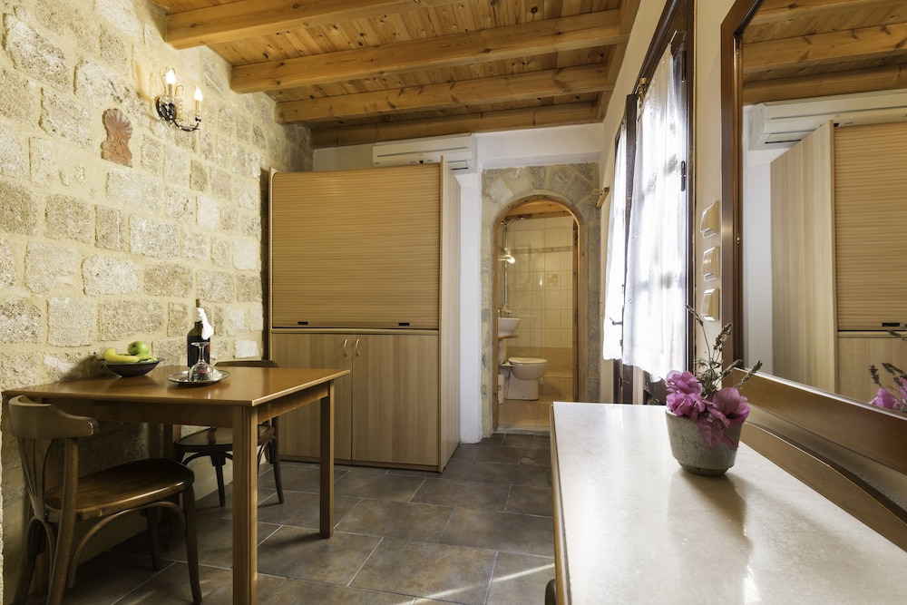 Camelot Traditional & Classic Hotel — Hotel rooms in Rhodes Town, South Aegean