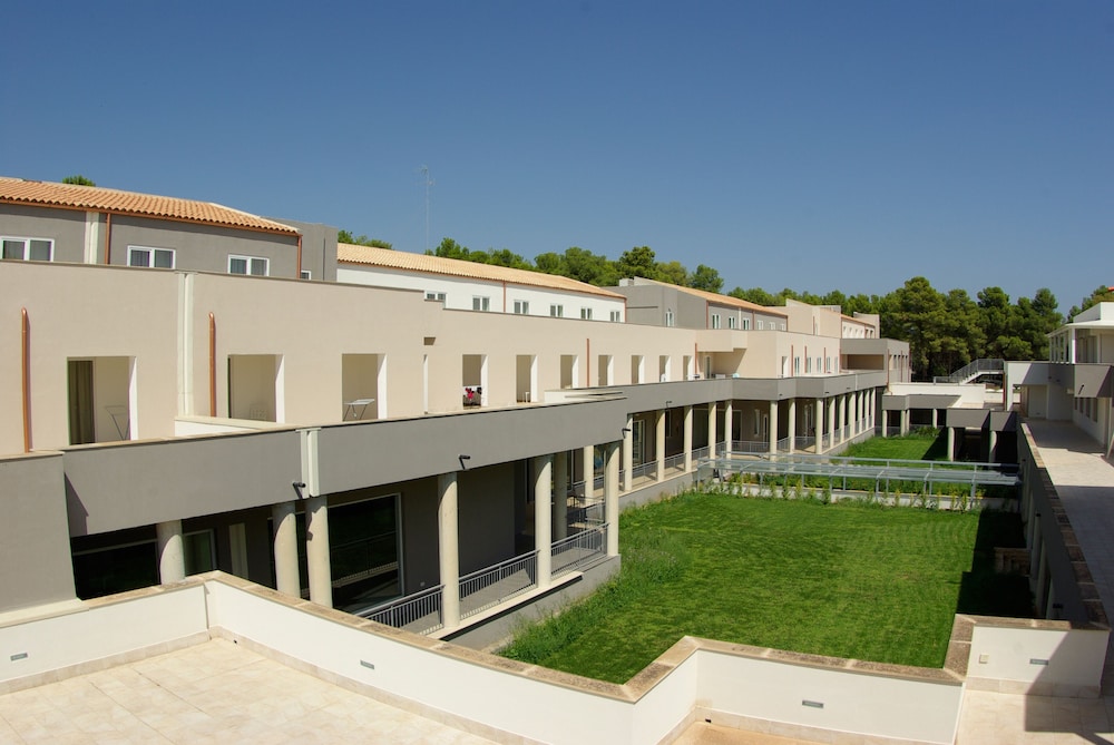 Futura Club Spiagge Bianche — Hotel building in Fontane Bianche, Sicily