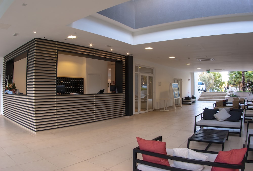 Futura Club Spiagge Bianche — Hotel building in Fontane Bianche, Sicily
