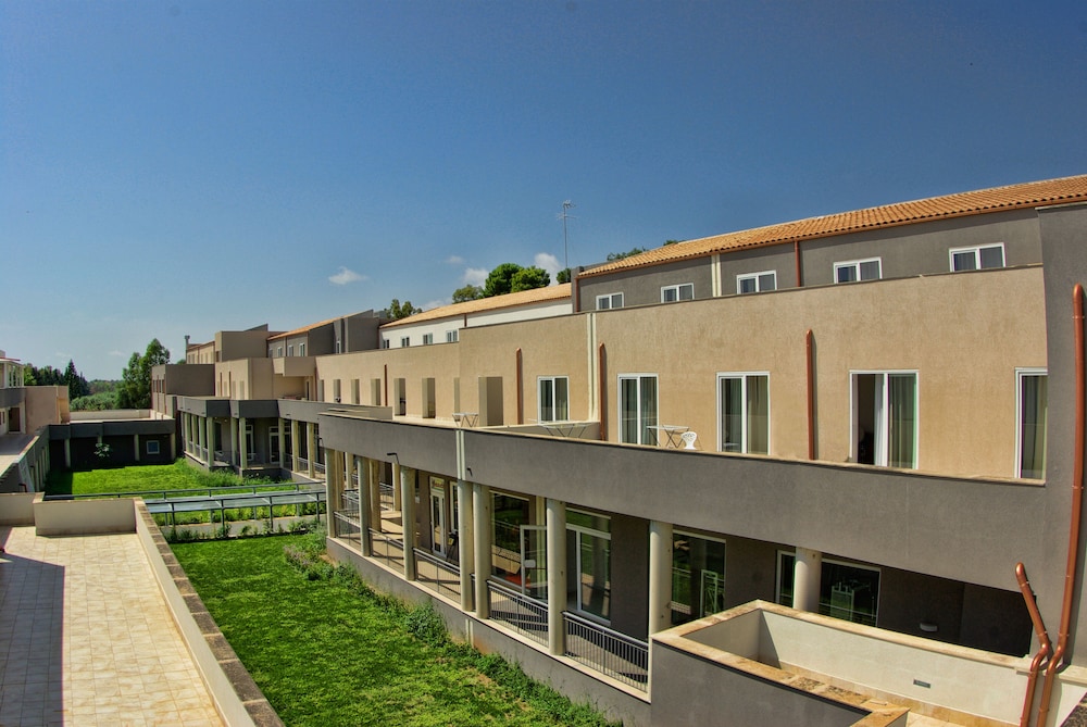 Futura Club Spiagge Bianche — Hotel building in Fontane Bianche, Sicily