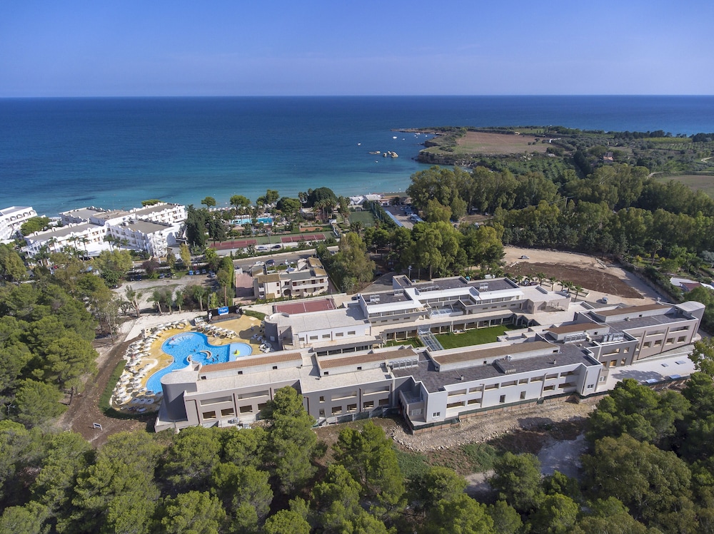 Futura Club Spiagge Bianche — Hotel building in Fontane Bianche, Sicily