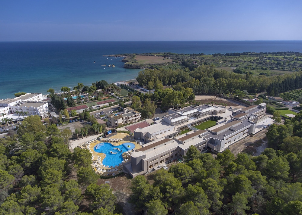 Futura Club Spiagge Bianche — Hotel building in Fontane Bianche, Sicily