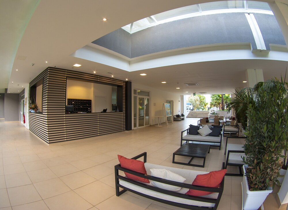 Futura Club Spiagge Bianche — Hotel building in Fontane Bianche, Sicily