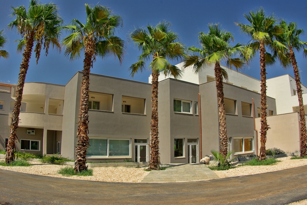 Futura Club Spiagge Bianche — Hotel building in Fontane Bianche, Sicily