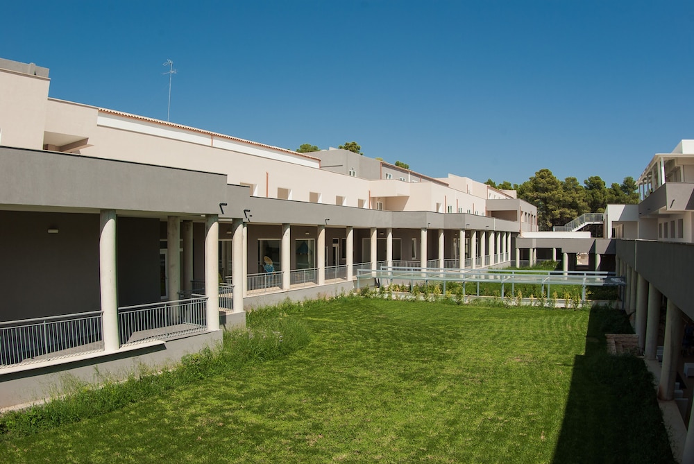 Futura Club Spiagge Bianche — Hotel building in Fontane Bianche, Sicily