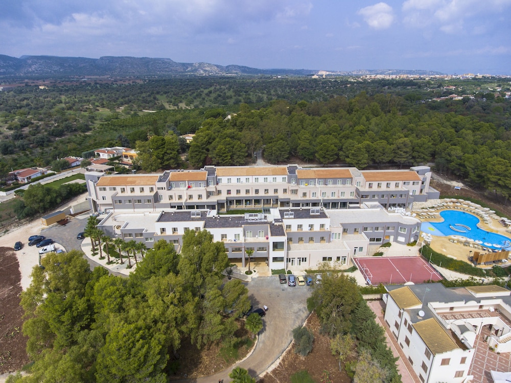 Futura Club Spiagge Bianche — Hotel building in Fontane Bianche, Sicily