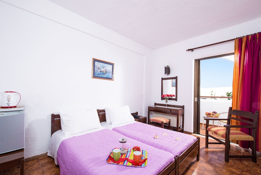 Malia Holidays Hotel — Hotel rooms in Malia