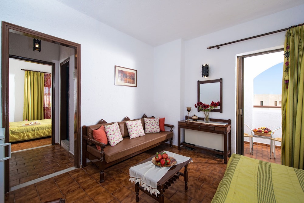 Malia Holidays Hotel — Hotel rooms in Malia