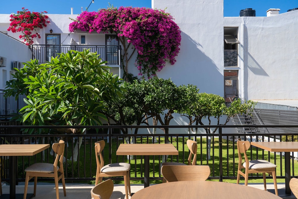 Malia Holidays Hotel — Hotel building in Malia