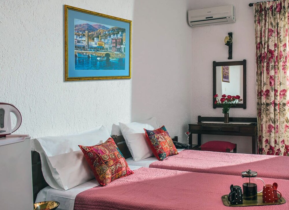 Malia Holidays Hotel — Hotel rooms in Malia