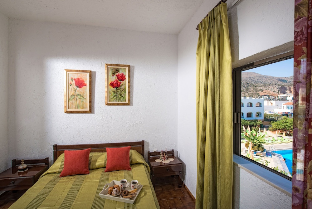 Malia Holidays Hotel — Hotel rooms in Malia