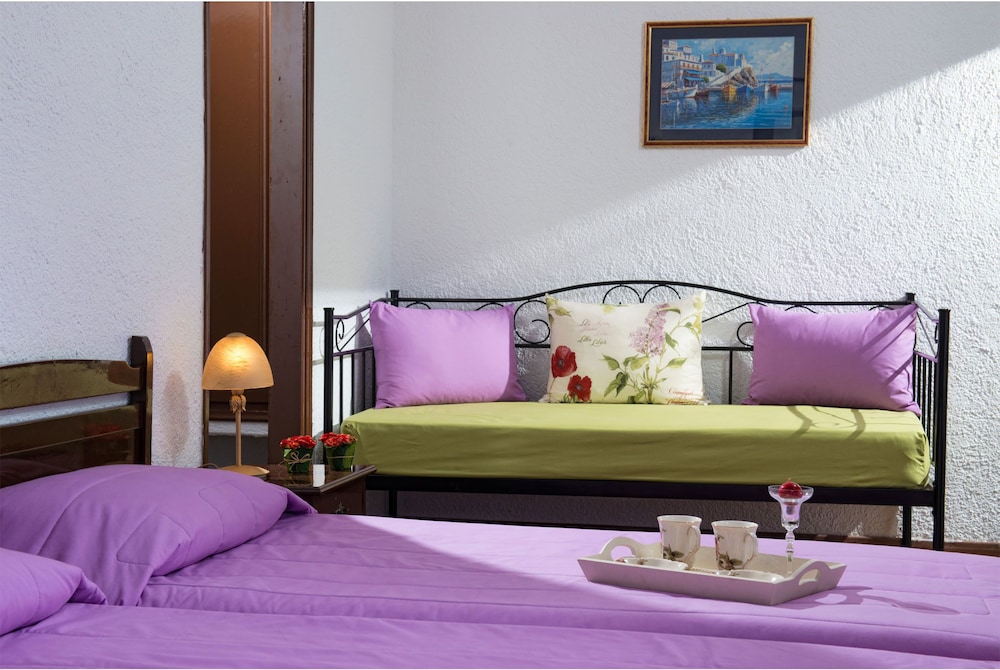 Malia Holidays Hotel — Hotel rooms in Malia