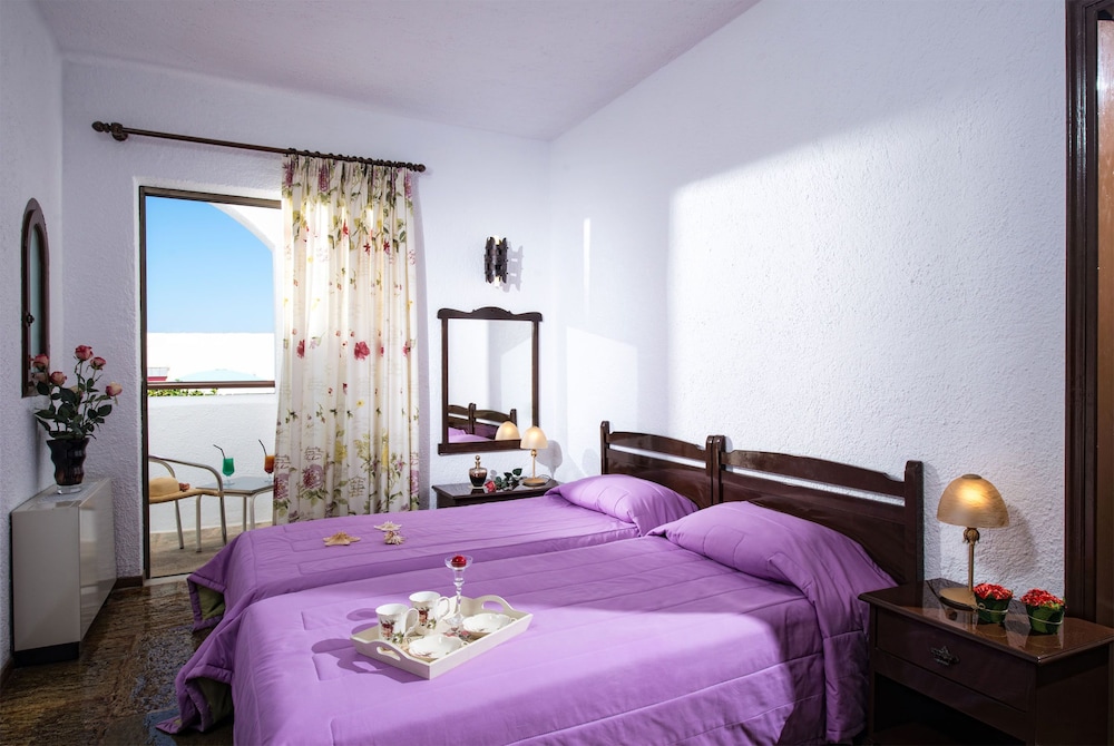 Malia Holidays Hotel — Hotel rooms in Malia