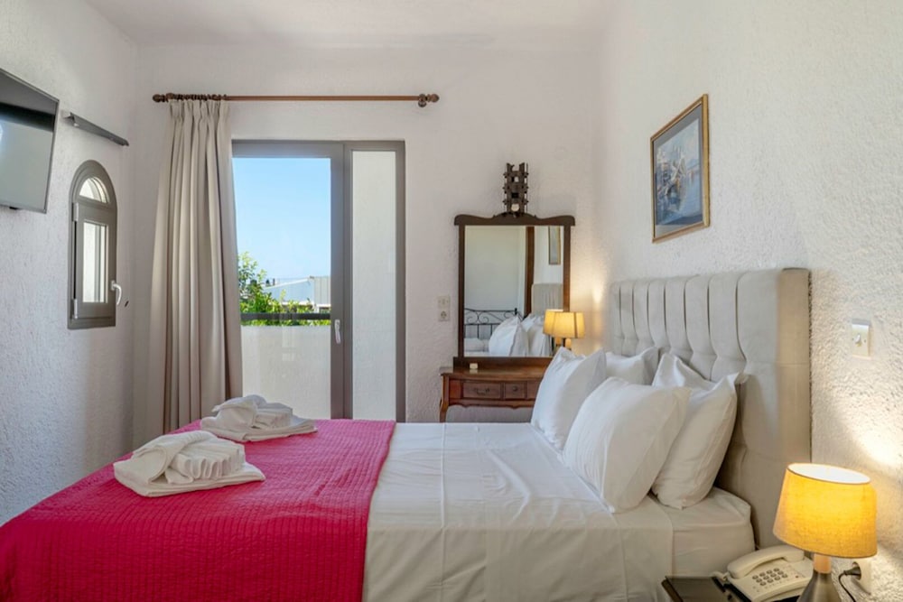 Malia Holidays Hotel — Hotel rooms in Malia