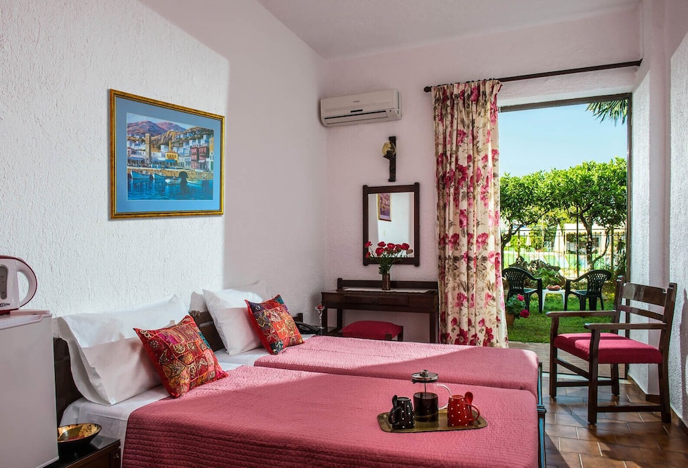 Malia Holidays Hotel — Hotel rooms in Malia