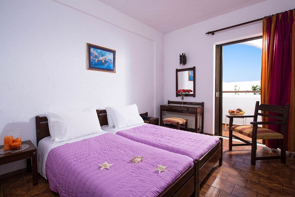 Malia Holidays Hotel — Hotel rooms in Malia