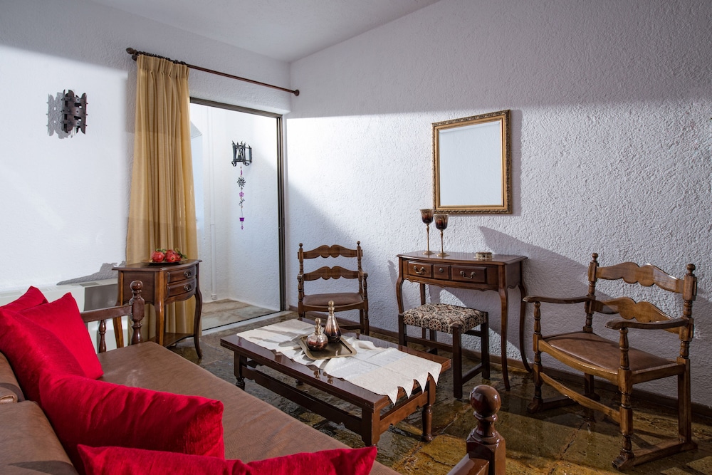 Malia Holidays Hotel — Hotel rooms in Malia