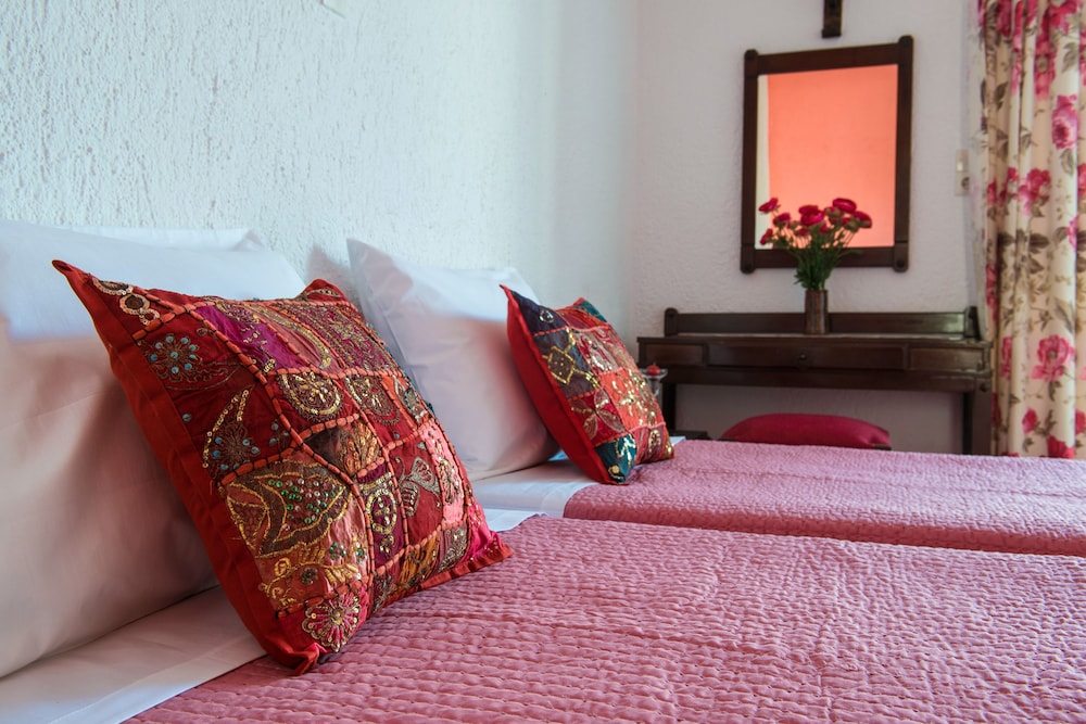 Malia Holidays Hotel — Hotel rooms in Malia