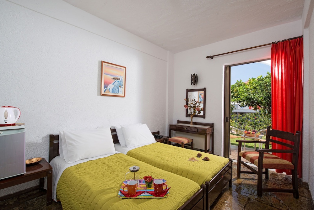 Malia Holidays Hotel — Hotel rooms in Malia