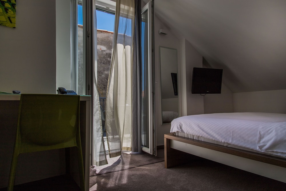 Slavija Culture Heritage Hotel — Hotel rooms in Split, Split-Dalmatia
